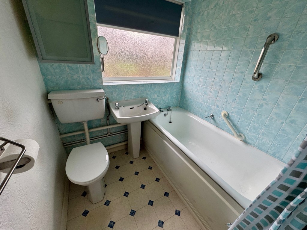 Lot: 85 - MID-TERRACE HOUSE FOR IMPROVEMENT WITH GARAGE EN-BLOC - Bathroom